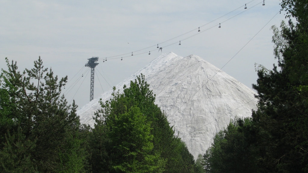 «Снежная» гора - отходы добычи химического мела предприятием Гомеля, Республика Беларусь