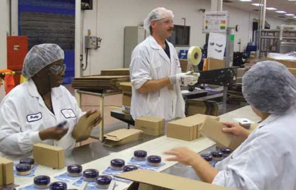 Сотрудники L'Oréal упаковывают продукцию в картонные коробки на заводе в г. Литл-Рок, штат Арканзас