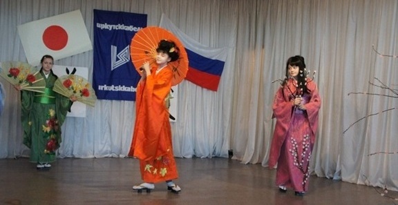 Японский танец в исполнении учеников подшефной школы на том же торжественном вечере