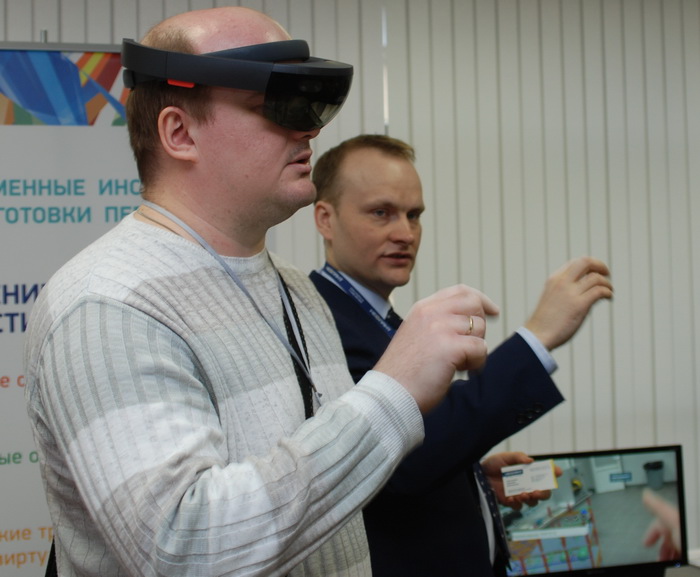 Управление НПЗ в очках дополненной реальности Microsoft HoloLens демонстрируется участникам технологической выставки в рамках Форума «МНОГОМЕРНЫЙ ВОРОНЕЖ-2017»