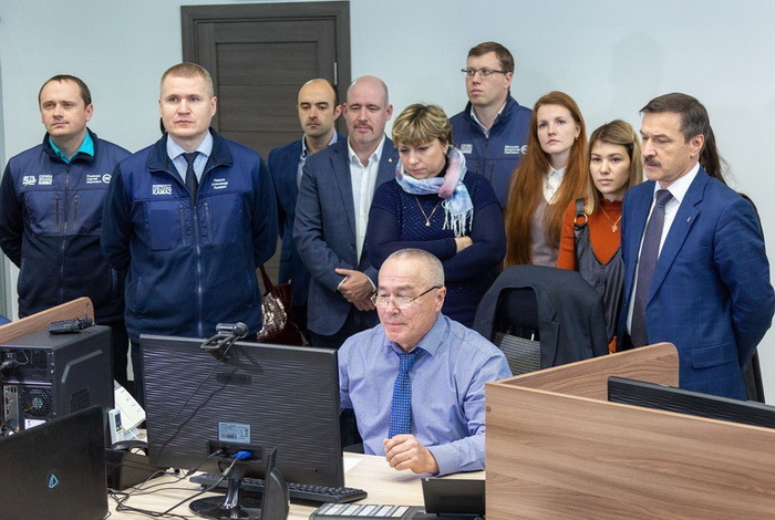 Вместе с главным диспетчером «КАМАЗа» Рустемом Мухаметхановым за ходом производства наблюдают руководители блока персонала