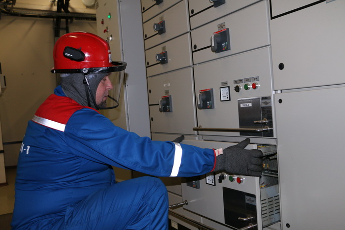 Начальник смены станции Сергей Лунев производит оперативные переключения