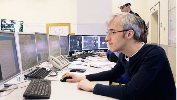 Ильдар Сабиров, ведущий инженер КТЦ-2 Первомайской ТЭЦ, несколько раз в день производит контроль обходов и анализирует полученную информацию 