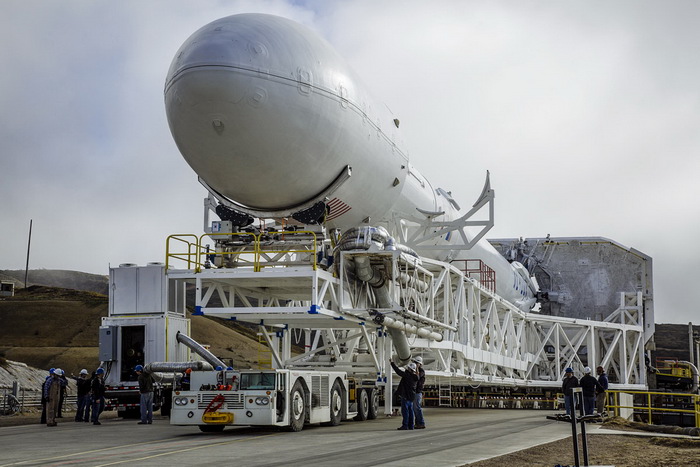 Военно-воздушная станция во Флориде. Ракета Falcon 9 на стартовой площадке готовится к испытаниям SpaceX 
