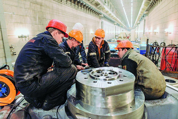 Сотрудники Жигулевской ГЭС изучают новое оборудование до мельчайших деталей.