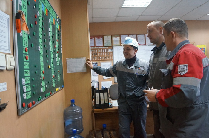 Начальник ОРПС Алюминиевого дивизиона Андрей Шелковников обсуждает предложенные кайдзены с участниками обучения