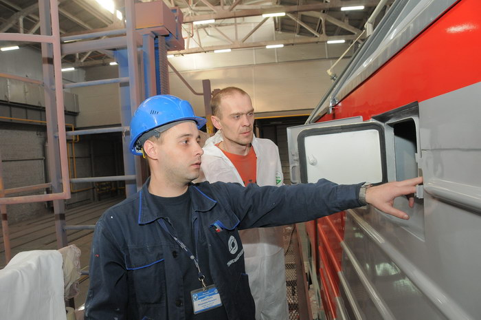 Мастер контрольный БТК ЦМТ-2 Владимир Соваренко проводит осмотр тепловоза на наличие дефектов при проведении окрасочных работ
