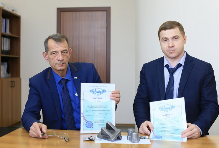 Андрей Ухов (слева) и Алексей Барданов с патентами на лучшее изобретение года