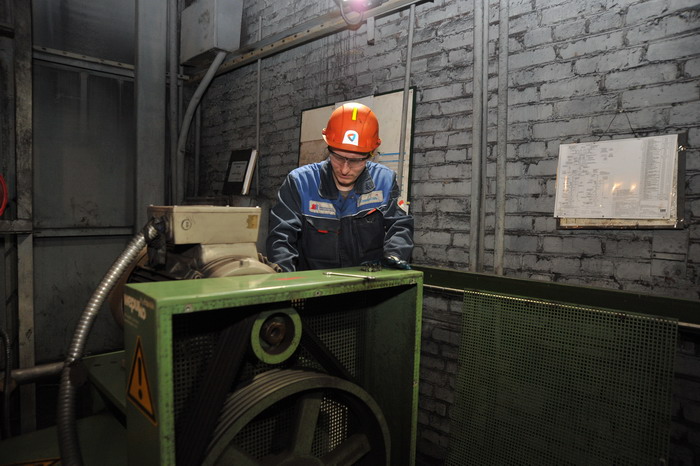 Слесарь-ремонтник ЛПЦ-1 Денис Дорошин проводит ревизию ременной передачи насосов высокого давления стана 2800 