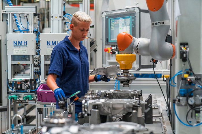 Кооперация робота и человека при сборке осевого привода, завод BMW в Дингольфинге