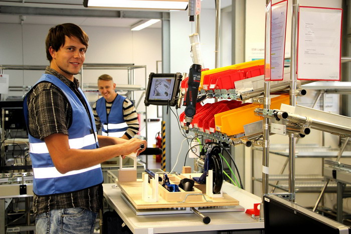 Студенты Университета Ройтлингена в Германии изучают программную платформу, которая перенаправляет задания следующему свободному рабочему.